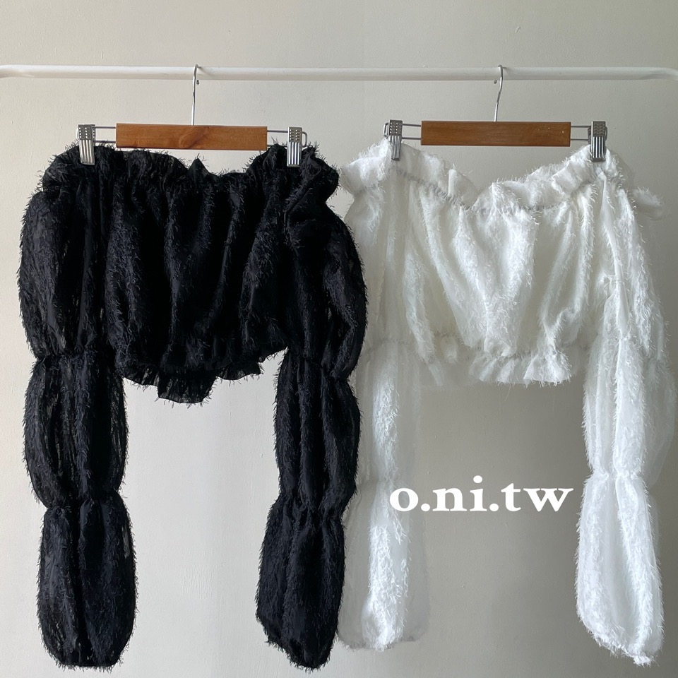 【o.ni.tw-現貨#0010】🏷️春季新品-毛毛一字領短版上衣 黑色 白色 一字領 毛毛 短版 上衣 甜辣-細節圖5