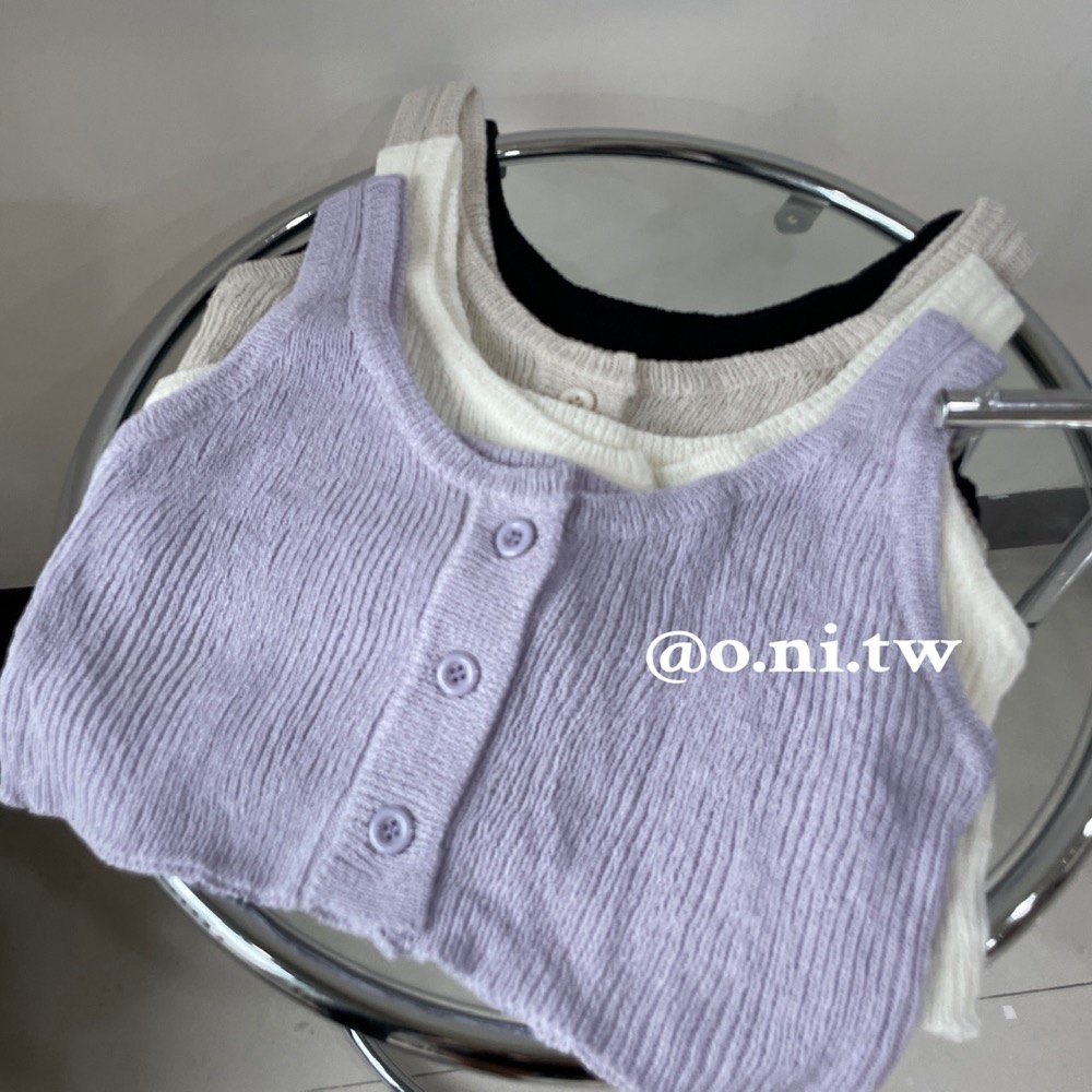 【o.ni.tw-現貨+預購#0050】針織假鈕扣短版背心 黑色 白色 杏色 紫色-細節圖5