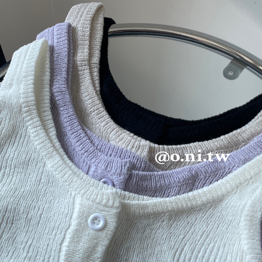 【o.ni.tw-現貨+預購#0050】針織假鈕扣短版背心 黑色 白色 杏色 紫色-細節圖6