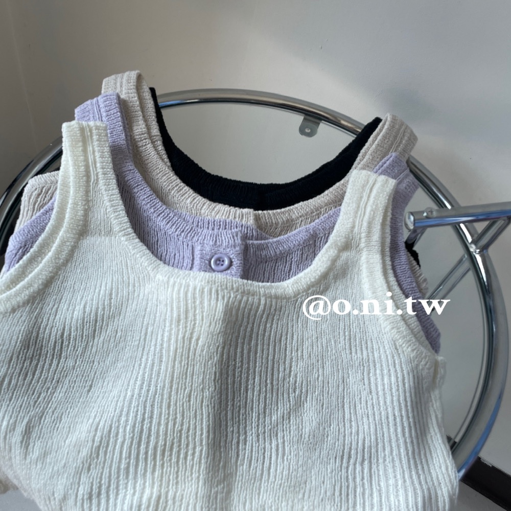 【o.ni.tw-現貨+預購#0050】針織假鈕扣短版背心 黑色 白色 杏色 紫色-細節圖7