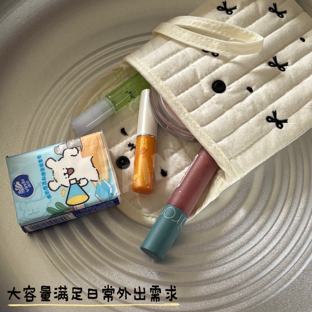 ♡rain迷你小舖♡現貨 快速出貨 蝴蝶結收納包 月事包 多功能 化妝包 補妝包 手提包 掛繩 收納包 大容量 便攜-細節圖2