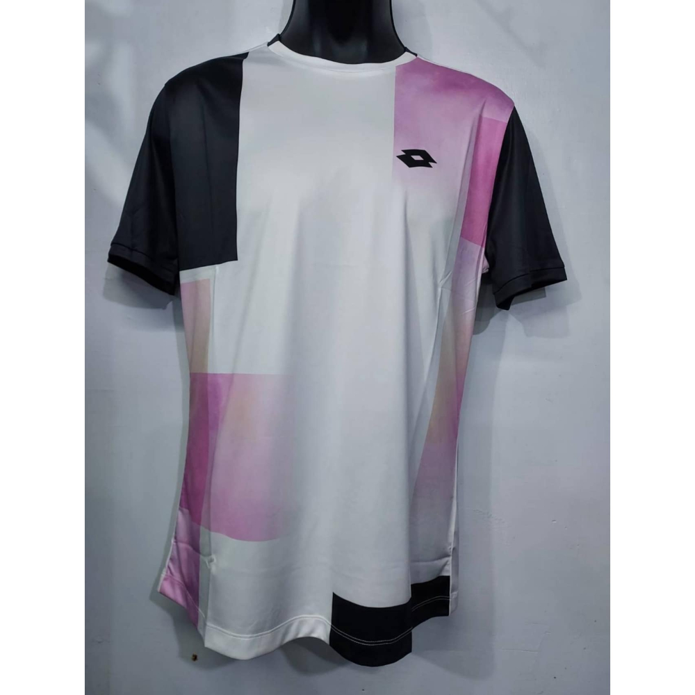 金英鞋坊2館 義大利第一品牌LOTTO 男原廠進口專業網球T-SHIRT（吸排）2154461-白黑粉 超低特價290元-細節圖2
