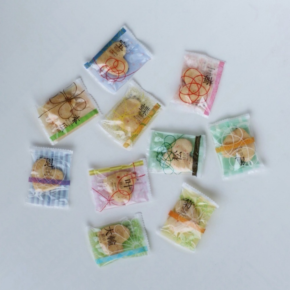 🎀現貨 現貨（新年禮盒）-🇯🇵 京都百年老店保津川あられ本舖 心結愛心仙貝禮盒 約30袋-細節圖7