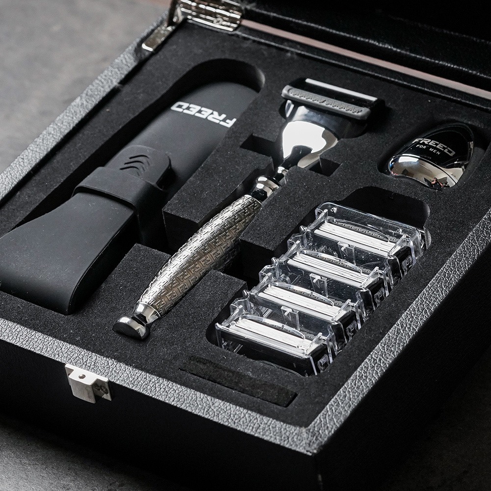 【FREED】尊爵四件組五刀式刮鬍刀禮盒 - F滿版鍍鎳浮雕-細節圖7