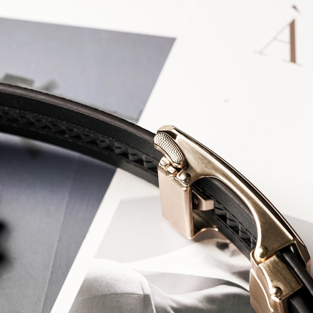 【FREED】金屬拚色英文字母扣商務休閒頭層牛皮自動皮帶-細節圖6