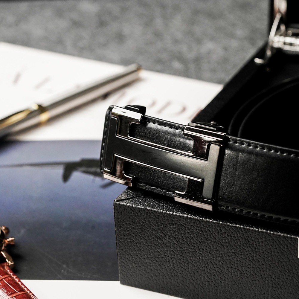 【FREED】金屬英文字母扣商務休閒頭層牛皮自動皮帶 - 黑咖-細節圖2