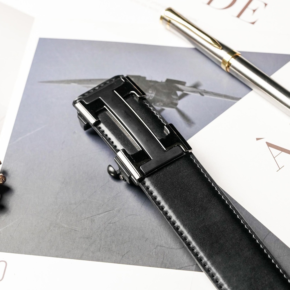 【FREED】金屬英文字母扣商務休閒頭層牛皮自動皮帶 - 黑咖-細節圖3