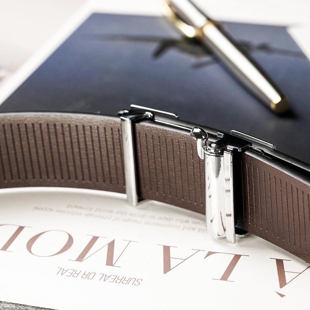 【FREED】金屬英文字母扣商務休閒頭層牛皮自動皮帶 - 黑咖-細節圖6