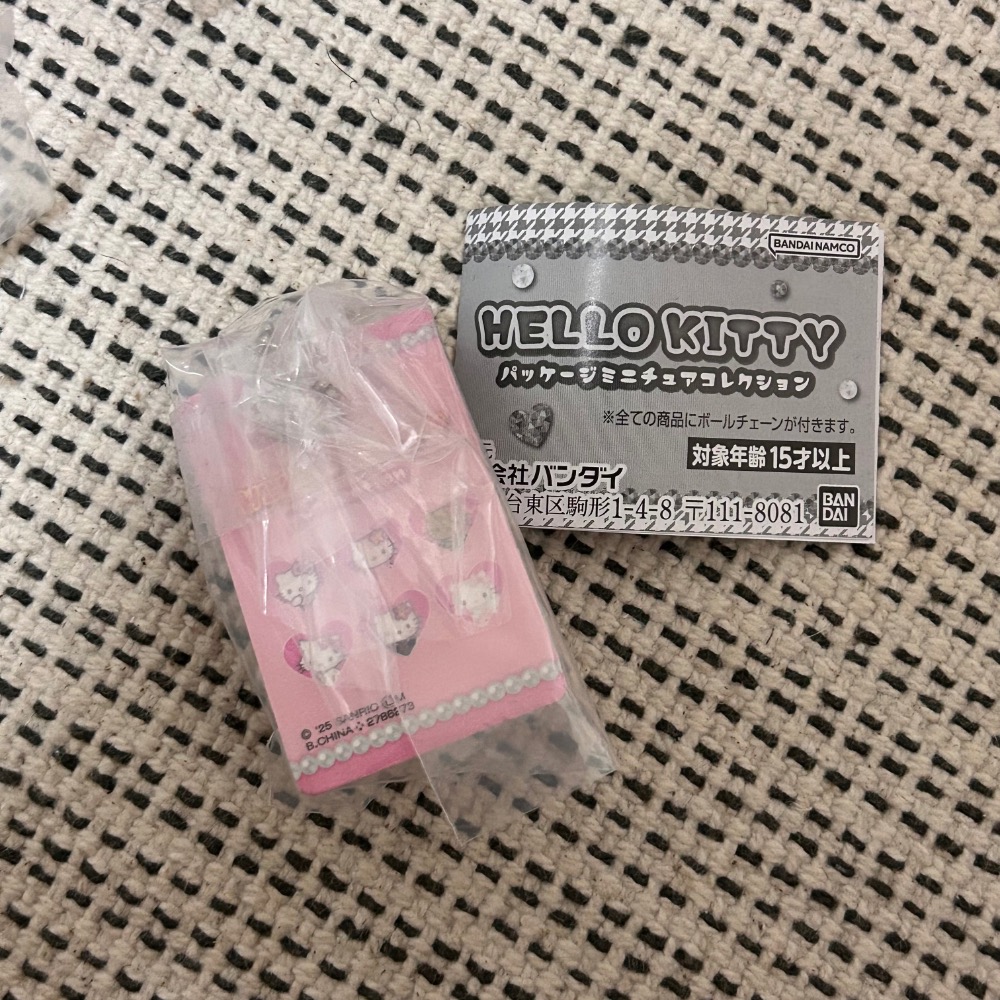 全新現貨 三麗鷗 Hello Kitty 凱蒂貓吊卡包裝吊飾 萬代 扭蛋 轉蛋 微縮盒玩 吊卡 凱蒂貓-細節圖3