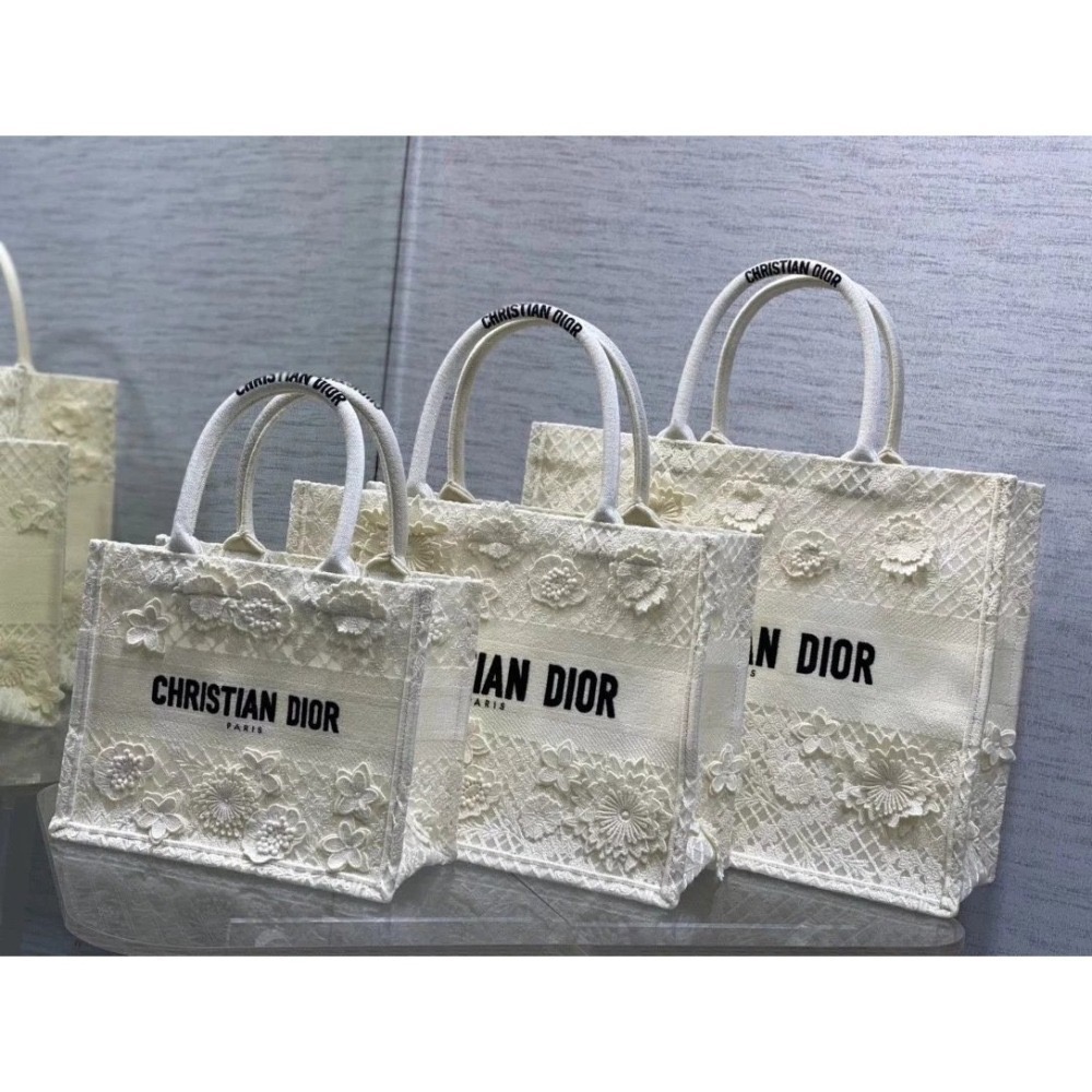 凱莉包包『只做原廠代購級別』9.9成新 Dior 托特包 老花系列購物袋 Mini book tote 冬日花園蕾絲星座-細節圖8