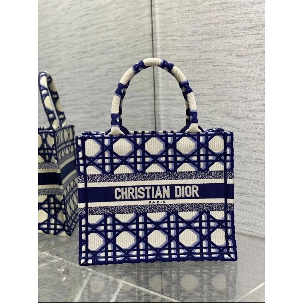 凱莉包包『只做原廠代購級別』9.9成新 Dior 托特包 老花系列購物袋 Mini book tote 冬日花園蕾絲星座-規格圖9