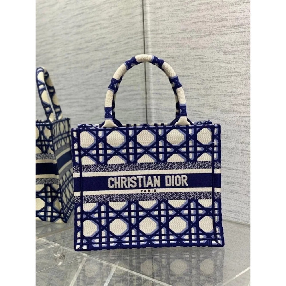 凱莉包包『只做原廠代購級別』9.9成新 Dior 托特包 老花系列購物袋 Mini book tote 冬日花園蕾絲星座-規格圖9