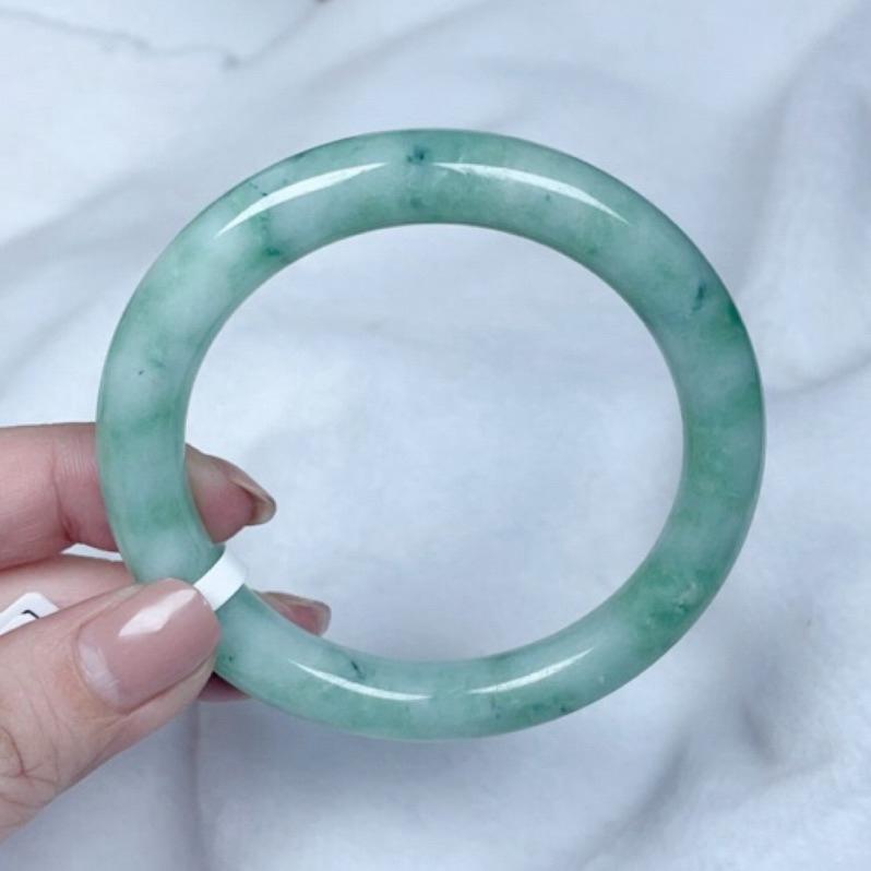《Always9168輕奢珠寶》A06天然緬甸A貨翡翠手鐲果綠底飄花圈口57mm附台灣鑑定證書-細節圖2