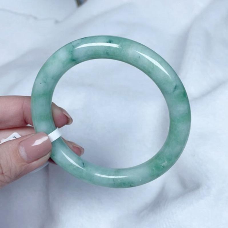 《Always9168輕奢珠寶》A06天然緬甸A貨翡翠手鐲果綠底飄花圈口57mm附台灣鑑定證書-細節圖3