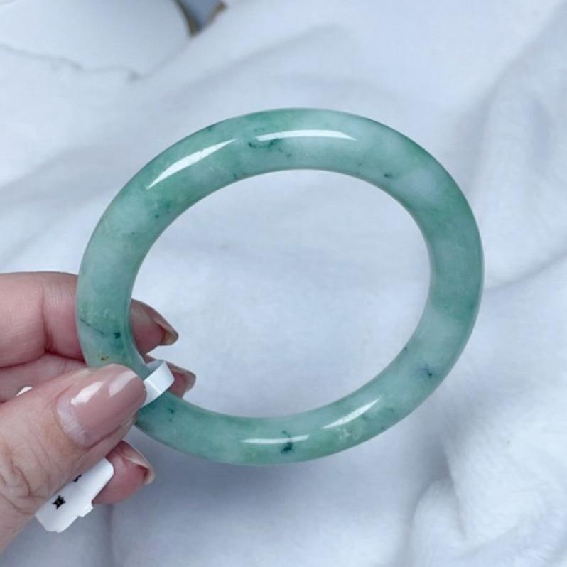 《Always9168輕奢珠寶》A06天然緬甸A貨翡翠手鐲果綠底飄花圈口57mm附台灣鑑定證書-細節圖4