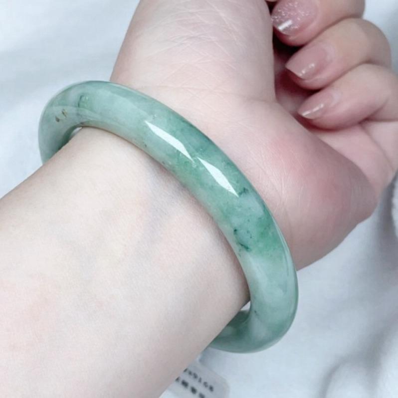 《Always9168輕奢珠寶》A06天然緬甸A貨翡翠手鐲果綠底飄花圈口57mm附台灣鑑定證書-細節圖5