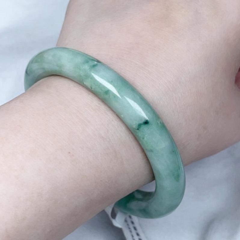 《Always9168輕奢珠寶》A06天然緬甸A貨翡翠手鐲果綠底飄花圈口57mm附台灣鑑定證書-細節圖6