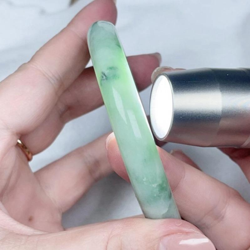 《Always9168輕奢珠寶》A06天然緬甸A貨翡翠手鐲果綠底飄花圈口57mm附台灣鑑定證書-細節圖7