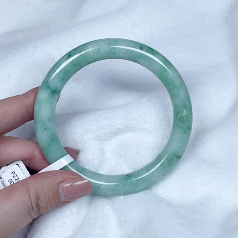 《Always9168輕奢珠寶》A06天然緬甸A貨翡翠手鐲果綠底飄花圈口57mm附台灣鑑定證書-細節圖9