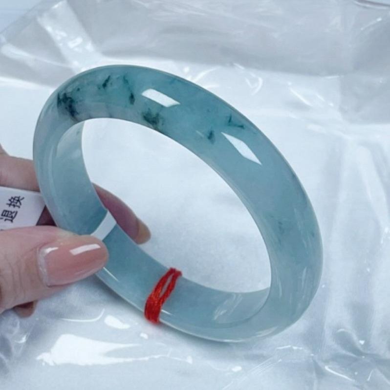 《Always9168輕奢珠寶》A01天然緬甸A貨翡翠手鐲冰晴綠飄花58mm平安鐲台證-細節圖2