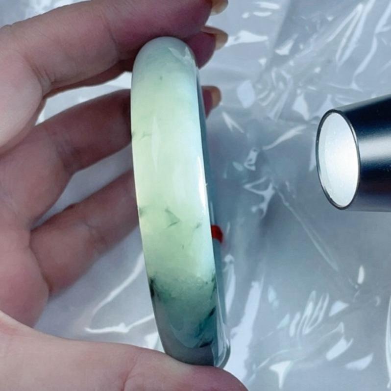 《Always9168輕奢珠寶》A01天然緬甸A貨翡翠手鐲冰晴綠飄花58mm平安鐲台證-細節圖4