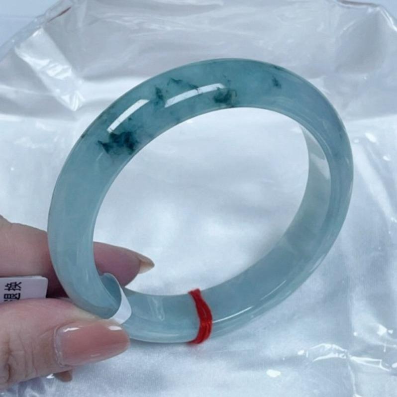 《Always9168輕奢珠寶》A01天然緬甸A貨翡翠手鐲冰晴綠飄花58mm平安鐲台證-細節圖5