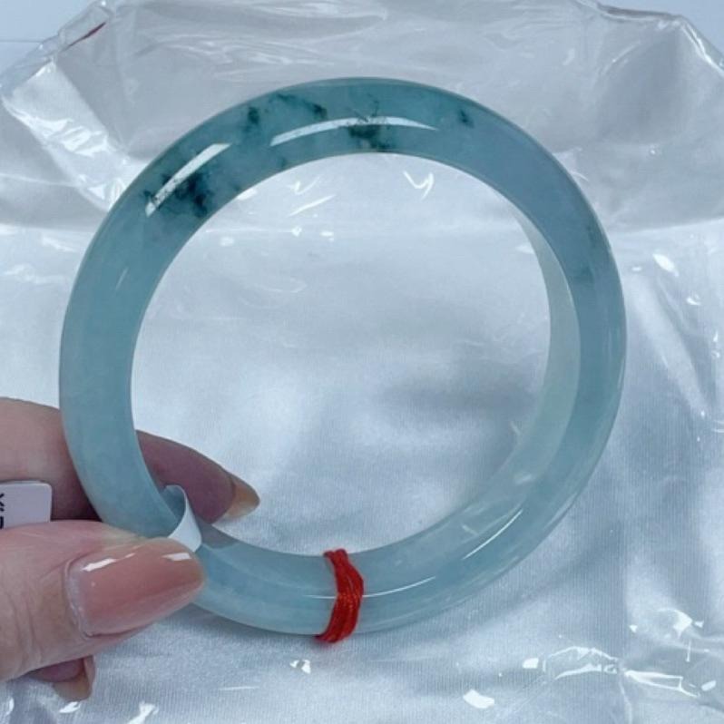 《Always9168輕奢珠寶》A01天然緬甸A貨翡翠手鐲冰晴綠飄花58mm平安鐲台證-細節圖6