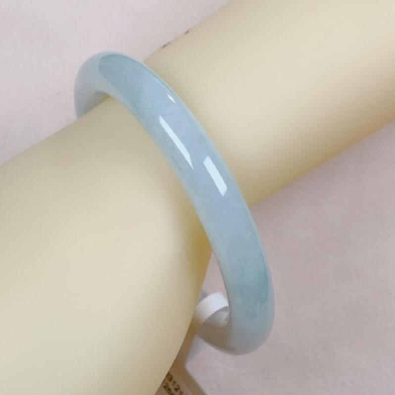 《Always9168輕奢珠寶》J69天然緬甸A貨翡翠手鐲 冰晴綠帶天空藍圓條 圈口 55+ 附台灣鑑定證書-細節圖2