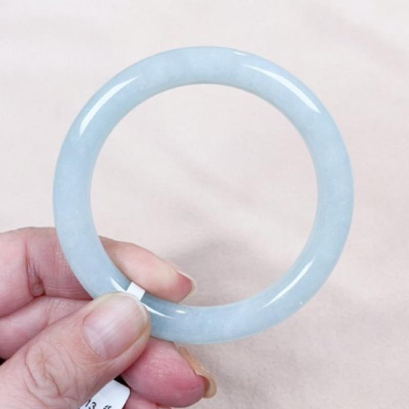 《Always9168輕奢珠寶》J69天然緬甸A貨翡翠手鐲 冰晴綠帶天空藍圓條 圈口 55+ 附台灣鑑定證書-細節圖3