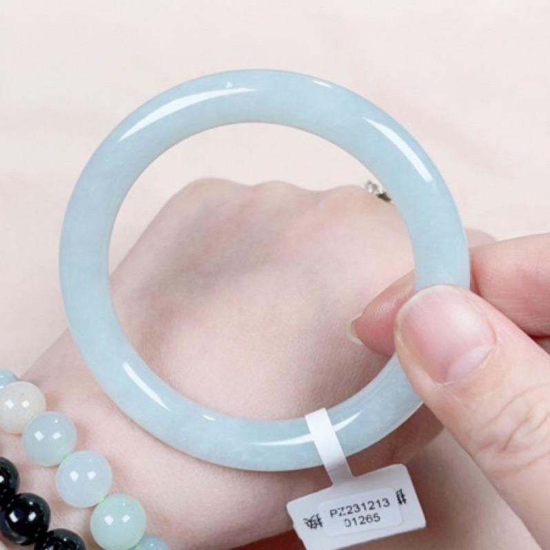 《Always9168輕奢珠寶》J69天然緬甸A貨翡翠手鐲 冰晴綠帶天空藍圓條 圈口 55+ 附台灣鑑定證書-細節圖4