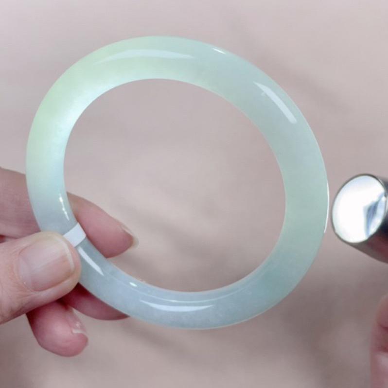 《Always9168輕奢珠寶》J69天然緬甸A貨翡翠手鐲 冰晴綠帶天空藍圓條 圈口 55+ 附台灣鑑定證書-細節圖5