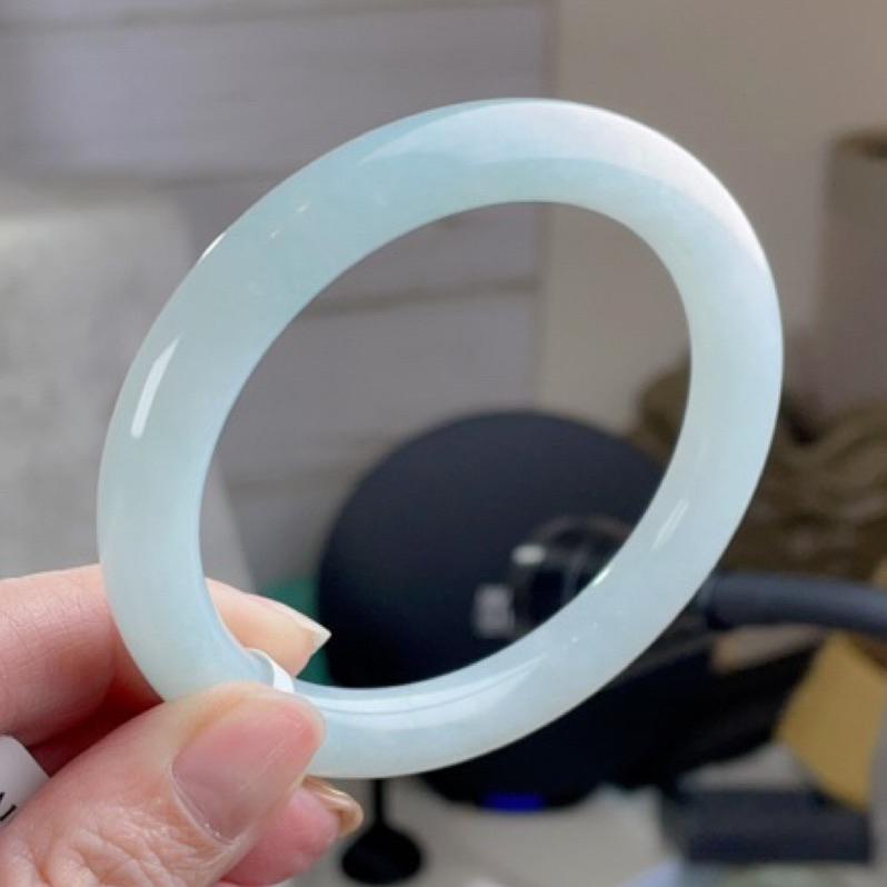 《Always9168輕奢珠寶》J69天然緬甸A貨翡翠手鐲 冰晴綠帶天空藍圓條 圈口 55+ 附台灣鑑定證書-細節圖6