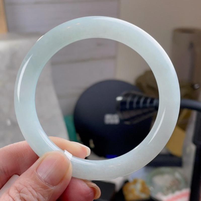 《Always9168輕奢珠寶》J69天然緬甸A貨翡翠手鐲 冰晴綠帶天空藍圓條 圈口 55+ 附台灣鑑定證書-細節圖7