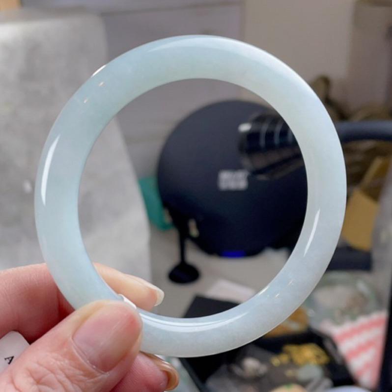 《Always9168輕奢珠寶》J69天然緬甸A貨翡翠手鐲 冰晴綠帶天空藍圓條 圈口 55+ 附台灣鑑定證書-細節圖8