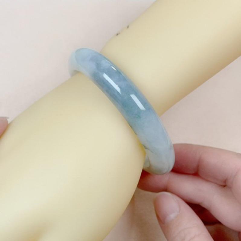 《Always9168輕奢珠寶》J73天然緬甸A貨翡翠手鐲 牛奶底牛仔藍綠花平安鐲 圈口56+ 附台灣鑑定證書-細節圖2