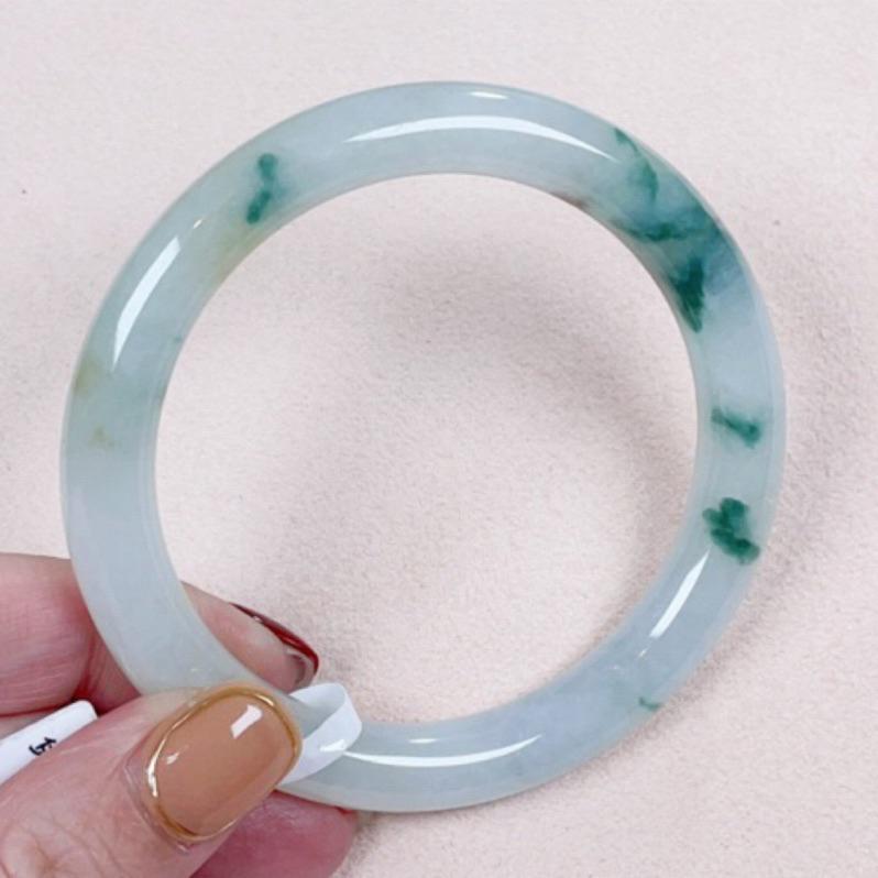 《Always9168輕奢珠寶》J48天然緬甸A貨翡翠手鐲 冰飄蘭花萃圓條 糯冰 圈口57+帶瑕福利 附台灣鑑定證書-細節圖2