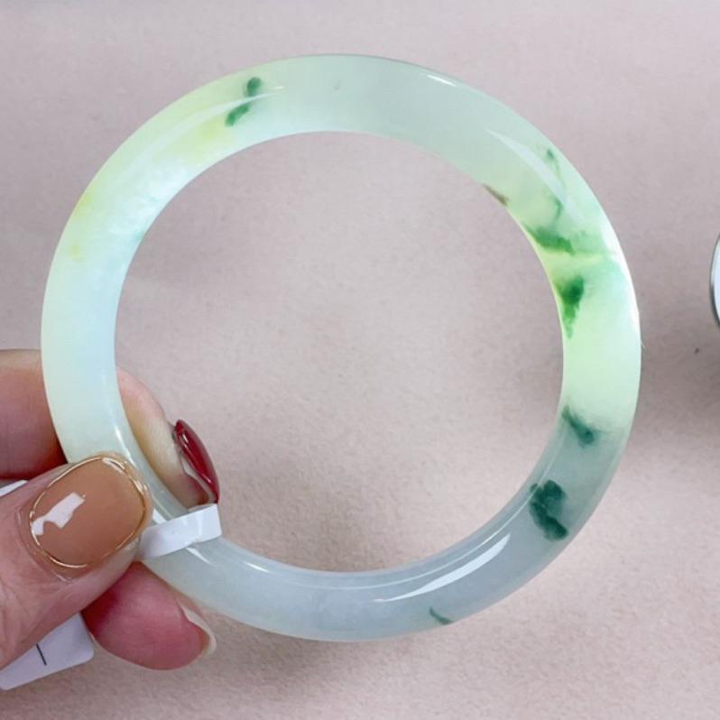 《Always9168輕奢珠寶》J48天然緬甸A貨翡翠手鐲 冰飄蘭花萃圓條 糯冰 圈口57+帶瑕福利 附台灣鑑定證書-細節圖3