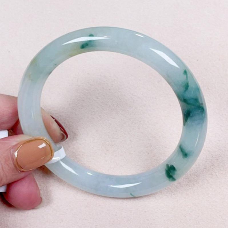 《Always9168輕奢珠寶》J48天然緬甸A貨翡翠手鐲 冰飄蘭花萃圓條 糯冰 圈口57+帶瑕福利 附台灣鑑定證書-細節圖6