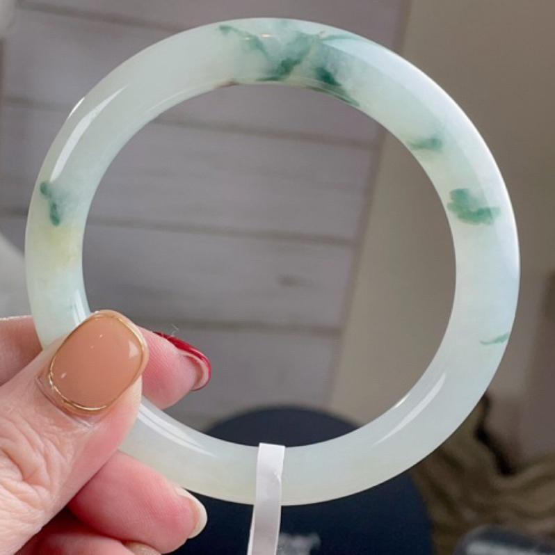 《Always9168輕奢珠寶》J48天然緬甸A貨翡翠手鐲 冰飄蘭花萃圓條 糯冰 圈口57+帶瑕福利 附台灣鑑定證書-細節圖7