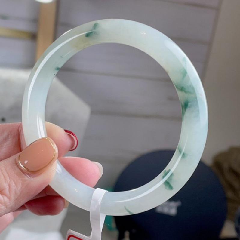 《Always9168輕奢珠寶》J48天然緬甸A貨翡翠手鐲 冰飄蘭花萃圓條 糯冰 圈口57+帶瑕福利 附台灣鑑定證書-細節圖8