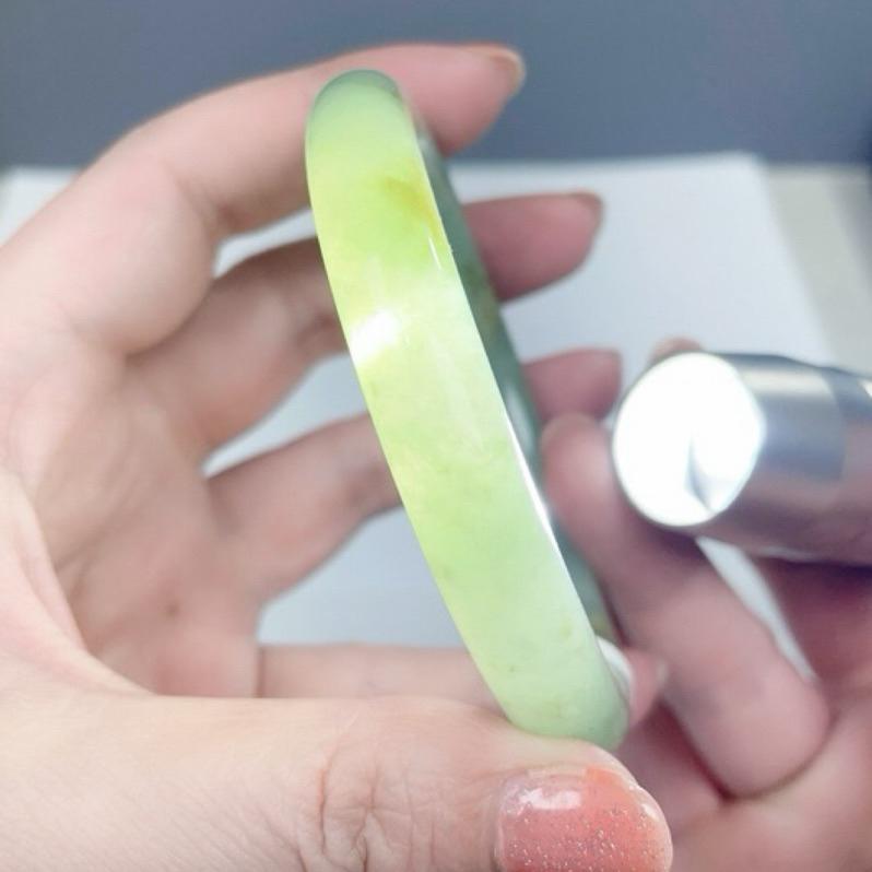 《Always9168輕奢珠寶》L99天然翡翠A貨翡翠手鐲60+圓條甜綠色灑金綠底子細膩有冰感台證-細節圖2