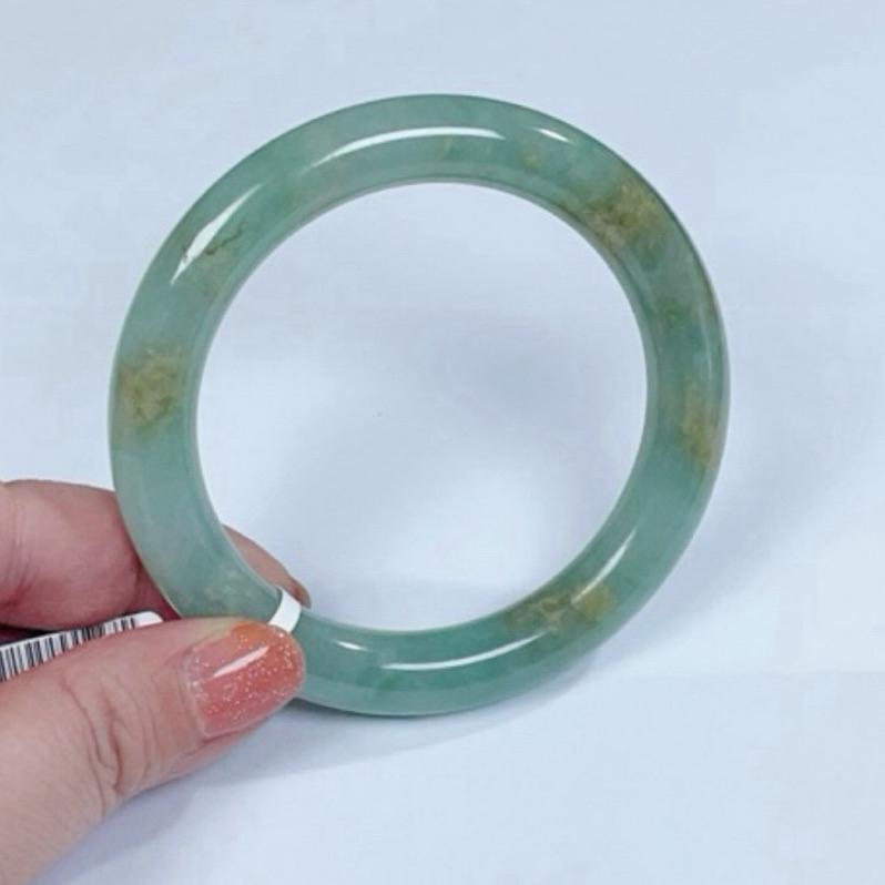 《Always9168輕奢珠寶》L99天然翡翠A貨翡翠手鐲60+圓條甜綠色灑金綠底子細膩有冰感台證-細節圖3