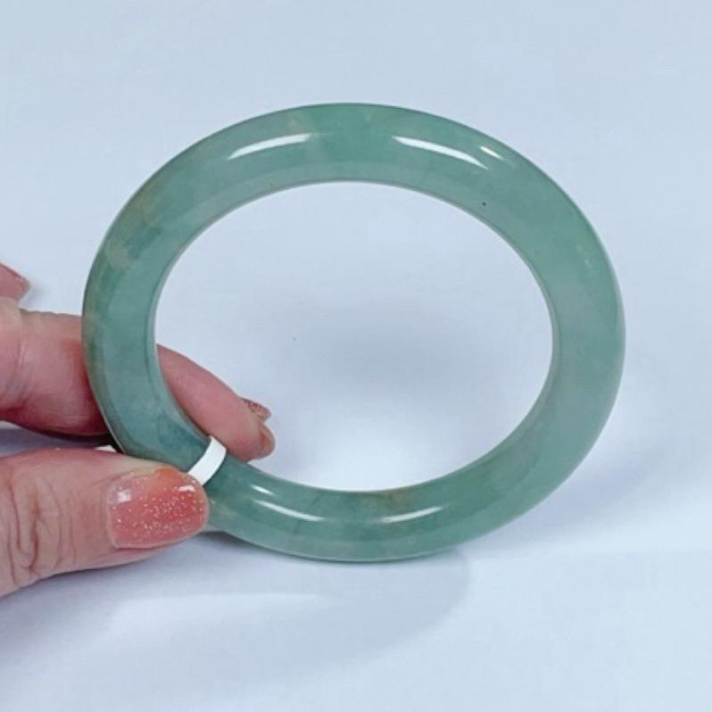 《Always9168輕奢珠寶》L99天然翡翠A貨翡翠手鐲60+圓條甜綠色灑金綠底子細膩有冰感台證-細節圖4