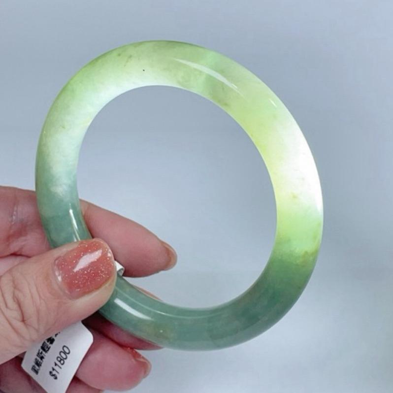 《Always9168輕奢珠寶》L99天然翡翠A貨翡翠手鐲60+圓條甜綠色灑金綠底子細膩有冰感台證-細節圖5