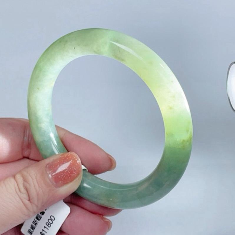 《Always9168輕奢珠寶》L99天然翡翠A貨翡翠手鐲60+圓條甜綠色灑金綠底子細膩有冰感台證-細節圖6