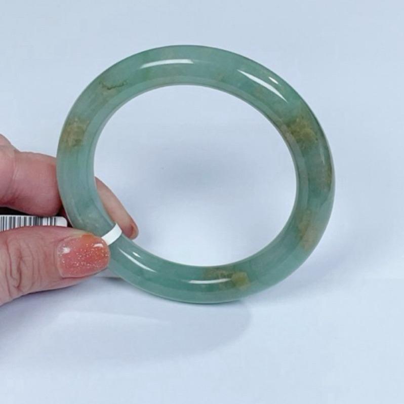 《Always9168輕奢珠寶》L99天然翡翠A貨翡翠手鐲60+圓條甜綠色灑金綠底子細膩有冰感台證-細節圖7