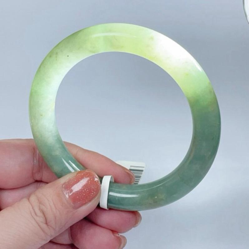 《Always9168輕奢珠寶》L99天然翡翠A貨翡翠手鐲60+圓條甜綠色灑金綠底子細膩有冰感台證-細節圖8