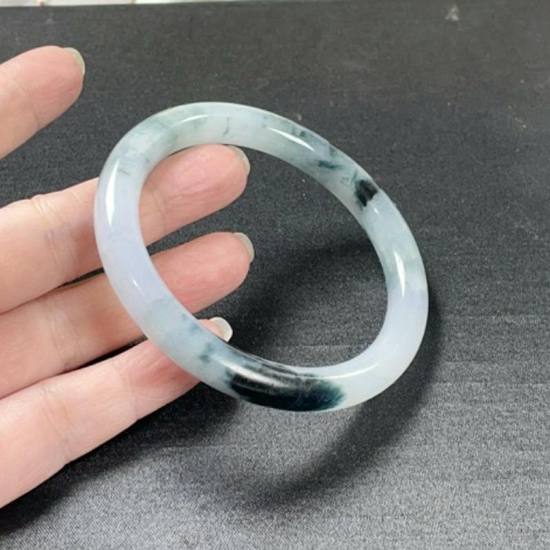 《Always9168輕奢珠寶》A84天然緬甸A貨翡翠手鐲福利冰紫深色藍花特色圓條57.3mm台灣鑑定證書-細節圖2