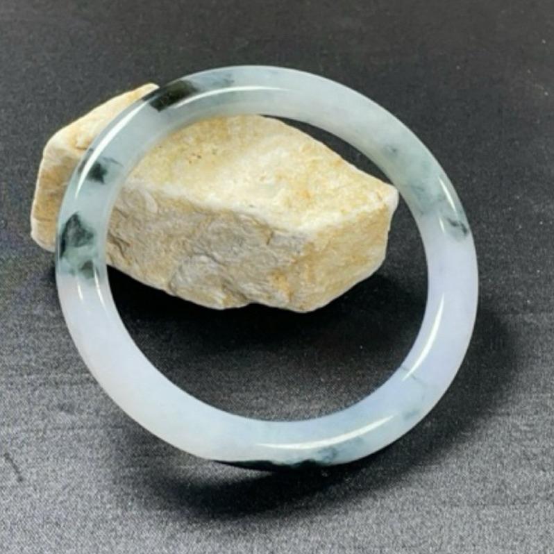 《Always9168輕奢珠寶》A84天然緬甸A貨翡翠手鐲福利冰紫深色藍花特色圓條57.3mm台灣鑑定證書-細節圖3