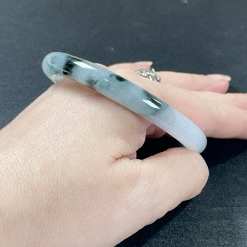 《Always9168輕奢珠寶》A84天然緬甸A貨翡翠手鐲福利冰紫深色藍花特色圓條57.3mm台灣鑑定證書-細節圖6